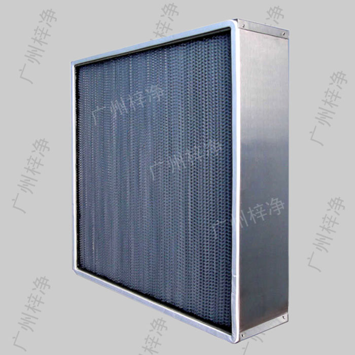 400度耐高溫高效過濾器可以滿足特殊工業(yè)的嚴(yán)格要求，適用于各種潔凈室、潔凈臺(tái)、制藥廠、生物廠、食品加工及其他任何需要嚴(yán)格控制空氣污染的場(chǎng)所。