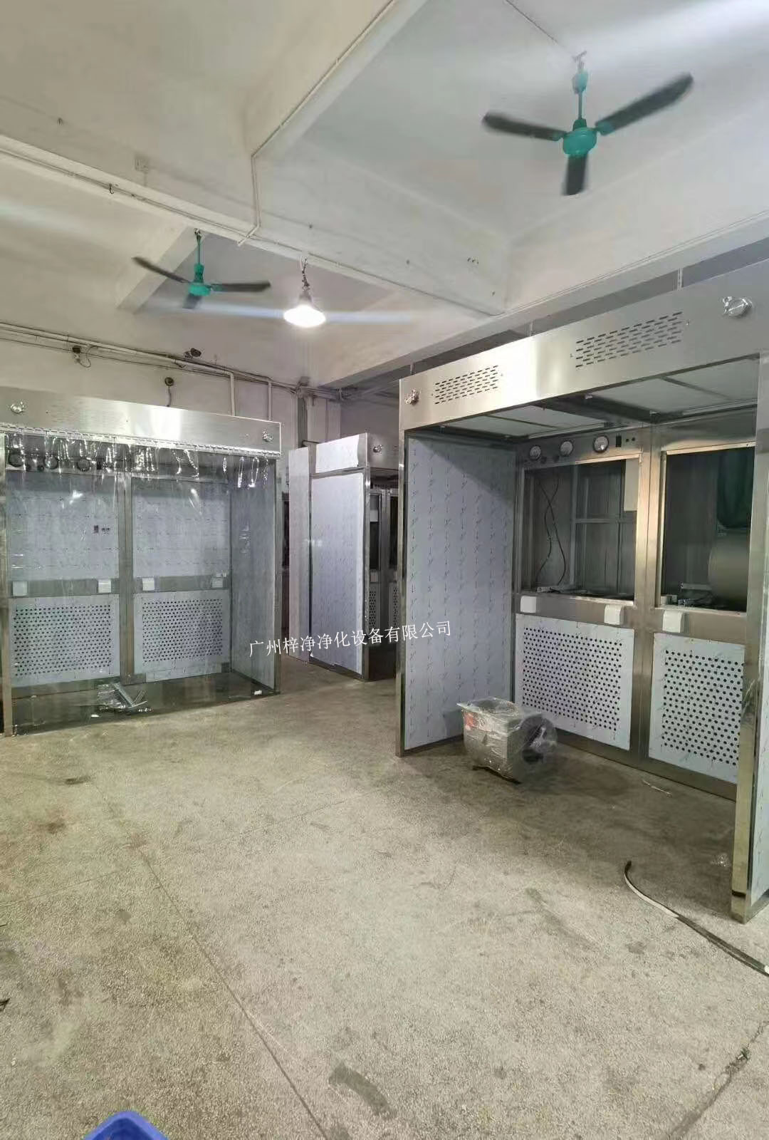 負壓稱量室設備由工作區、回風箱體、風機箱體、出風箱體及外箱體幾大部分拼裝而成。 負壓稱量室設備由工作區、回風箱體、風機箱體、出風箱體及外箱體幾大部分拼裝而成。